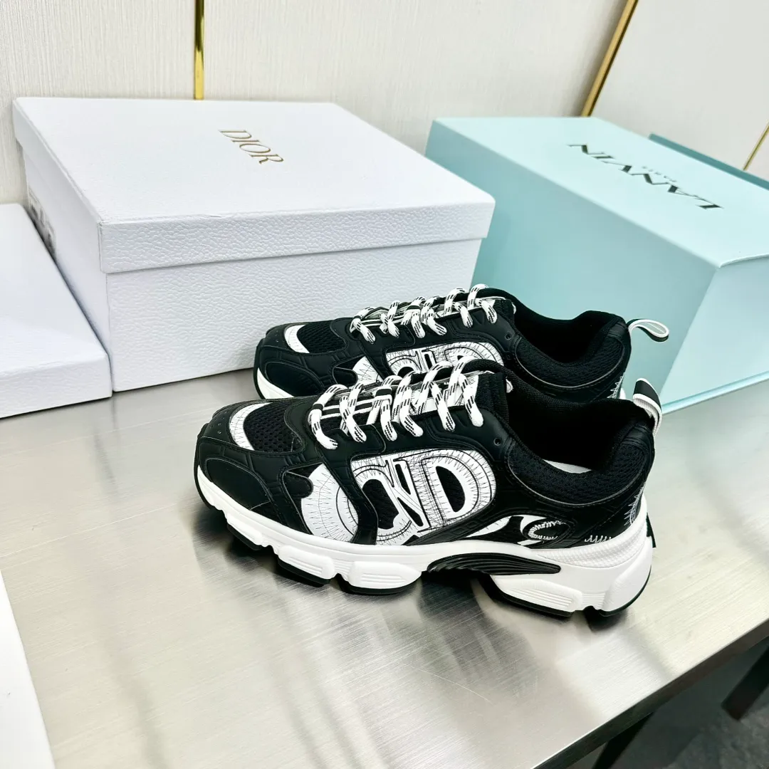 👟👟Ex-factory price 560👟👟 Dior Casual Sports Shoes Dad Shoes This new Dior Chrono sports shoe autumn ready-to-wear series reinterprets running shoes with Dior's high-end style. White and black mesh fabric with leather-effect panels, CD logo on the sides, star patch on the tongue and Dior logo on the heel, many details highlight the style. Using two-color laces, lightweight soles with star decoration, it can create a casual look all year round ▪️Size: 35-40